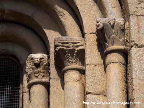 VENTANAL ABSIDAL CENTRAL EN ALTURA: CAPITELES